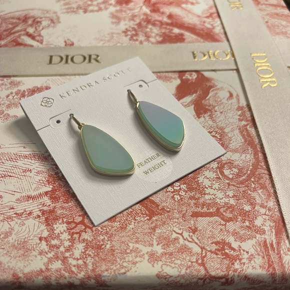 Kendra Scott Jewelry - Beautiful Kendra Scott McKenna Small Drop Earrings in Mint